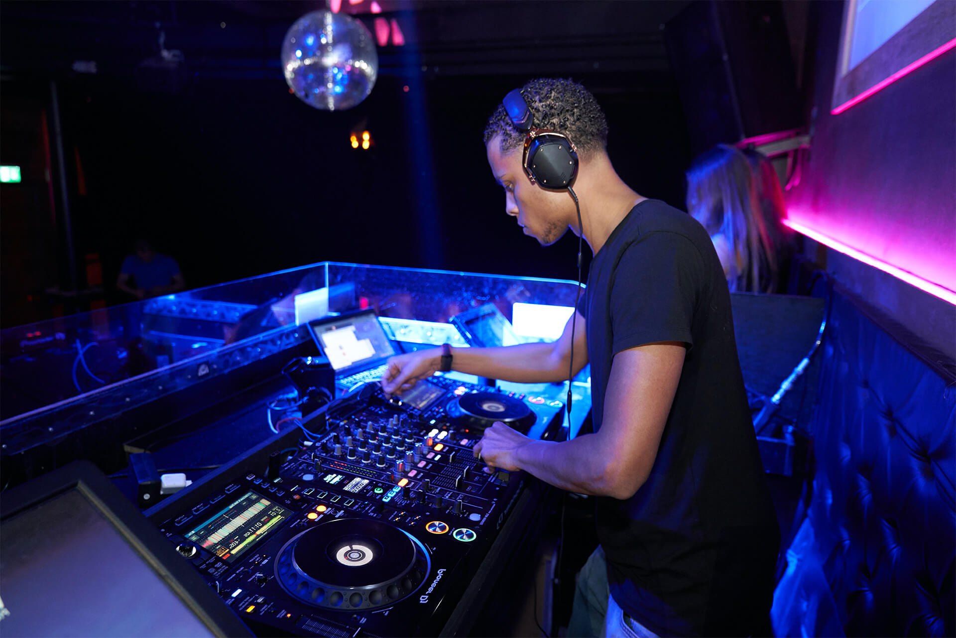 Impact of the sound exposure level on nightclub employees